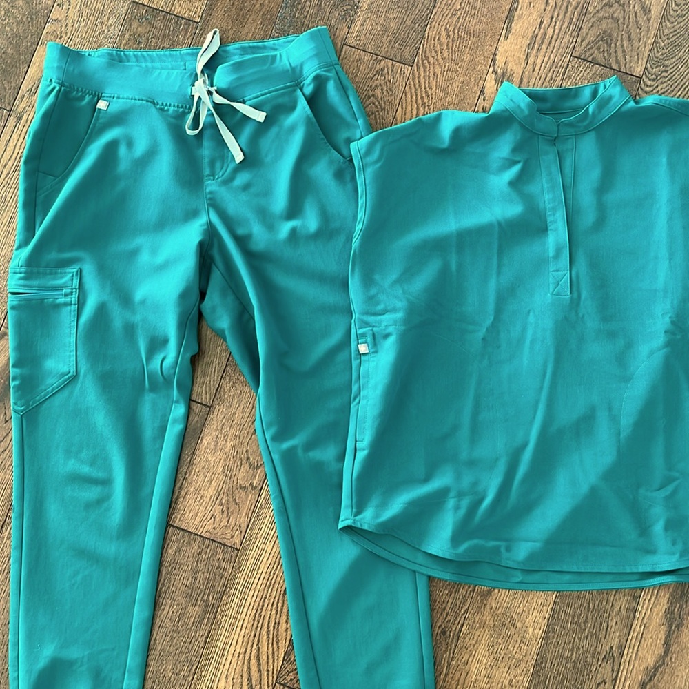 Figs scrub set in size medium